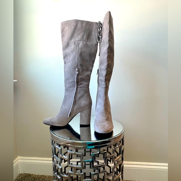 NWOT! These Kenneth Cole boots are grey and are a size 7.5. - Picture 1 of 6